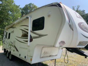 2010 KEYSTONE LAREDO 245RL 5TH WHEEL